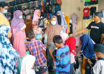 Keceriaan anak-anak yatim piatu dan dhuafa saat berbelanja gratis yang difasilitasi oleh Masjid 3M Pohuwato, Selasa (20/4/2022). (Yusuf/gopos)