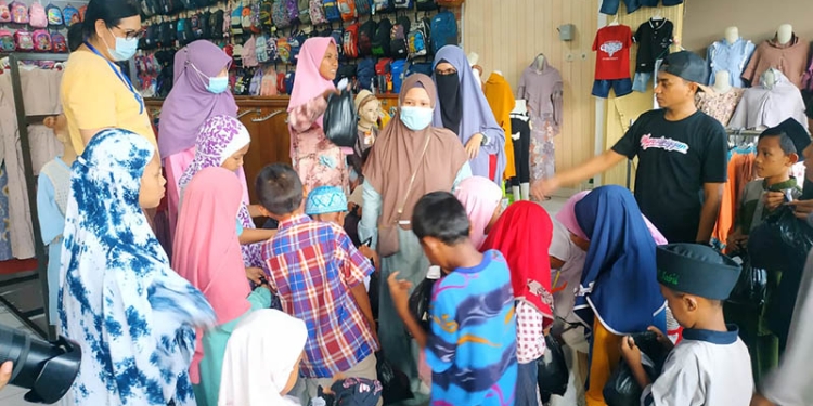 Keceriaan anak-anak yatim piatu dan dhuafa saat berbelanja gratis yang difasilitasi oleh Masjid 3M Pohuwato, Selasa (20/4/2022). (Yusuf/gopos)