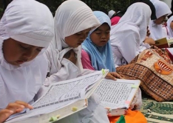 Ilustrasi: Anak-anak mengaji dan menghafal Alquran. (foto:deras.co.id)