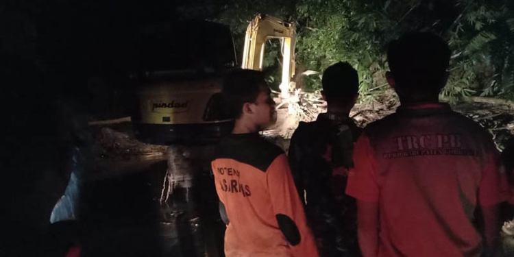 Tim Basarnas Gorontalo berada di lokasi kejadian untuk melakukan pencarian terhadap korban yang dilaporkan terseret arus sungai. (istimewa)