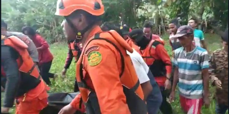 Tim SAR Gabungan mengevakuasi korban dari usai ditemukan terseret arus sungai sejauh 5 kilometer.(istimewa)