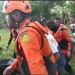 Tim SAR Gabungan mengevakuasi korban dari usai ditemukan terseret arus sungai sejauh 5 kilometer.(istimewa)