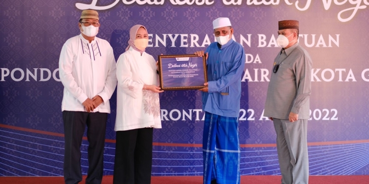 Deputi Gubernur Bank Indonesia, Aida S. Budiman menyerahkan bantuan pembangunan RKB Madrasah Ibtidaiyah kepada pengurus Yayasan Al-Khairaat Kota Gorontalo,