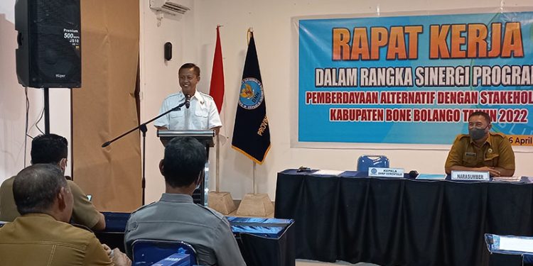 Kepala BNNP Gorontalo, Brigjen Pol Sukandar memberi sambutan pada rapat kerja dalam rangka sinergi program pemberdayaan alternatif di Kabupaten Bone Bolango, Selasa (26/4/2022).