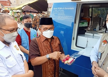 Wali Kota Gorontalo, Marten Taha meninjau pemeriksaan bahan makanan oleh BPOM  Gorontalo di kawasan UNG, Jum'at (8/4/2022). Foto : Sari/gopos.