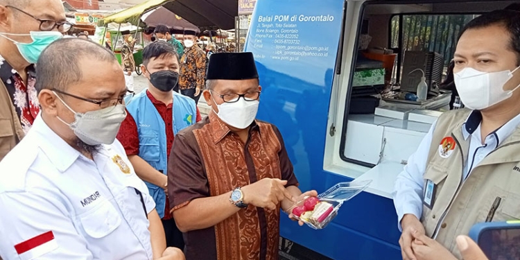 Wali Kota Gorontalo, Marten Taha meninjau pemeriksaan bahan makanan oleh BPOM  Gorontalo di kawasan UNG, Jum'at (8/4/2022). Foto : Sari/gopos.