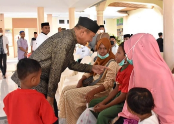 Bupati Pohuwato, Saipul Mbuinga, Bersama Anak-Anak Pasca Operasi Bibir Sumbing, Kamis 28/04/2022 (Istimewa)