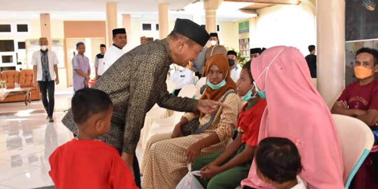 Bupati Pohuwato, Saipul Mbuinga, Bersama Anak-Anak Pasca Operasi Bibir Sumbing, Kamis 28/04/2022 (Istimewa)