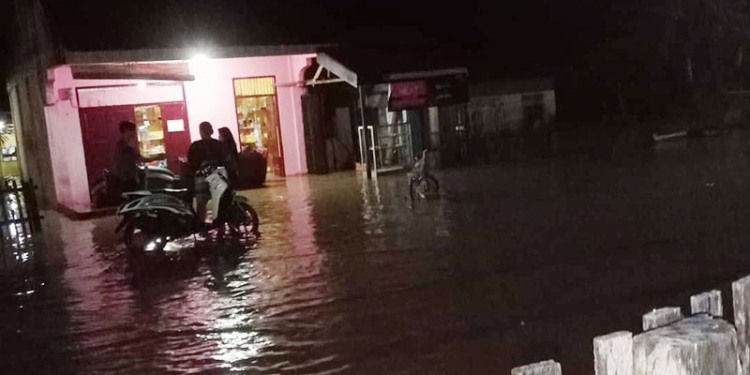 Situasi banjir yang melanda empat desa di Kecamatan Monano, Kabupaten Gorontalo Utara, Selasa (5/4/2022). (istimewa)