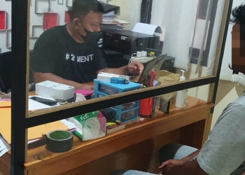 LC (kanan) menjalani pemeriksaan penyidik Polres Gorontalo Kota terkait dugaan begal payudara dan jambret. (istimewa)