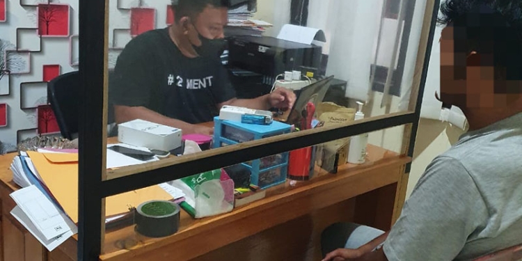 LC (kanan) menjalani pemeriksaan penyidik Polres Gorontalo Kota terkait dugaan begal payudara dan jambret. (istimewa)