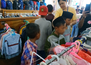 Kebahagiaan anak-anak yatim piatu dan dhuafa saat berbelanja pakaian lewat program peduli sesama umat Masjid 3M Pohuwato. (Yusuf/gopos)