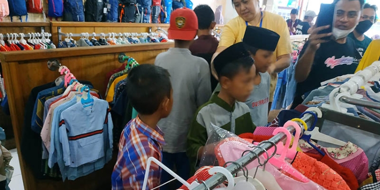 Kebahagiaan anak-anak yatim piatu dan dhuafa saat berbelanja pakaian lewat program peduli sesama umat Masjid 3M Pohuwato. (Yusuf/gopos)