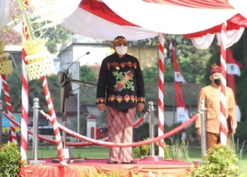 Wali Kota Blitar, Santoso saat memimpin Upacara Hari Jadi Kota Blitar ke-116 di Alun-alun Kota Blitar, Jum'at (1/4/2022). (Foto: Thoha/Gopos)