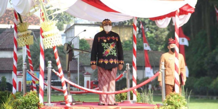 Wali Kota Blitar, Santoso saat memimpin Upacara Hari Jadi Kota Blitar ke-116 di Alun-alun Kota Blitar, Jum'at (1/4/2022). (Foto: Thoha/Gopos)