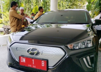 Mobil Dinas milik Bupati Gorontalo, Nelson Pomalingo yang merupakan mobil listrik, dan menjadi kendaraan dinas pertama di Gorontalo jenis kendaraan listrik. (Foto: Putra/Gopos)