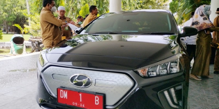 Mobil Dinas milik Bupati Gorontalo, Nelson Pomalingo yang merupakan mobil listrik, dan menjadi kendaraan dinas pertama di Gorontalo jenis kendaraan listrik. (Foto: Putra/Gopos)