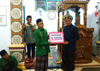 Bupati Pohuwato Saipul Mbuinga Memberikan Bantuan Pengembangan Masjid Baiturrahman Kepada Iman Masjid, di Desa Panca Karsa 1, Kecamatan Taluditi, Kamis 07/04/2022 (Yusuf/Gopos)