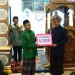 Bupati Pohuwato Saipul Mbuinga Memberikan Bantuan Pengembangan Masjid Baiturrahman Kepada Iman Masjid, di Desa Panca Karsa 1, Kecamatan Taluditi, Kamis 07/04/2022 (Yusuf/Gopos)