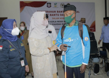 Idah Syahidah bersama penerima bantuan tongkat adaptif melalui program Asistensi Rehabilitasi Sosial (ATENSI), yang diserahkan secara simbolis di LKS Ummu Syahidah, Selasa (26/4/2022). (Foto: Rival)
