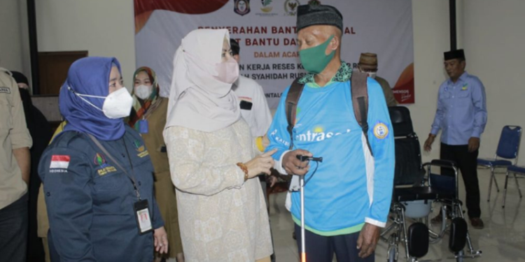 Idah Syahidah bersama penerima bantuan tongkat adaptif melalui program Asistensi Rehabilitasi Sosial (ATENSI), yang diserahkan secara simbolis di LKS Ummu Syahidah, Selasa (26/4/2022). (Foto: Rival)