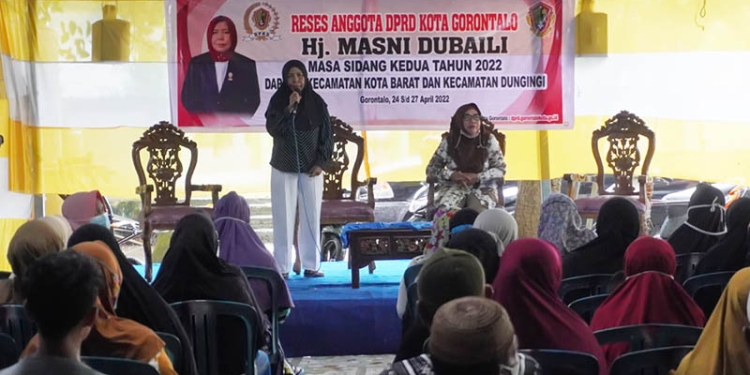 Aleg dapil Kota Barat-Dungingi saat bertatap muka dengan 
masyarakat Kelurahan Dembe I pada  kegiatan reses masa sidang ke II 
tahun DPRD Kota Gorontalo, tahun  2022 Minggu (24/4/2022)