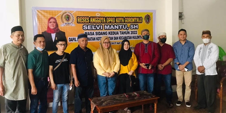 Anggota DPRD Kota Gorontalo Selvi Mantu saat melaksanakan reses bertempat di Kecamatan Hulonthalangi pada Sabtu (24/4/2022). (Foto Mala Humas)