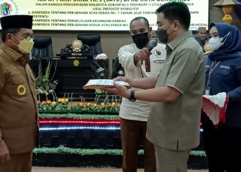 Ketua DPRD Kota Gorontalo Hardi Sidiki ketika menerima dokumen  atas 3 ranperda usul inisiatif eksekutif, yang diserahkan oleh walikota Gorontalo, Marten Taha.(foto Sari)
