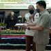Ketua DPRD Kota Gorontalo Hardi Sidiki ketika menerima dokumen  atas 3 ranperda usul inisiatif eksekutif, yang diserahkan oleh walikota Gorontalo, Marten Taha.(foto Sari)