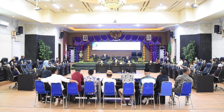 DPRD Kota Gorontalo ketika melaksanakan rapat paripurna internal
terkait pembentukan pansusu, bertempat di kantor DPRD Kota Gorontalo,
Selasa (5/4/2022)