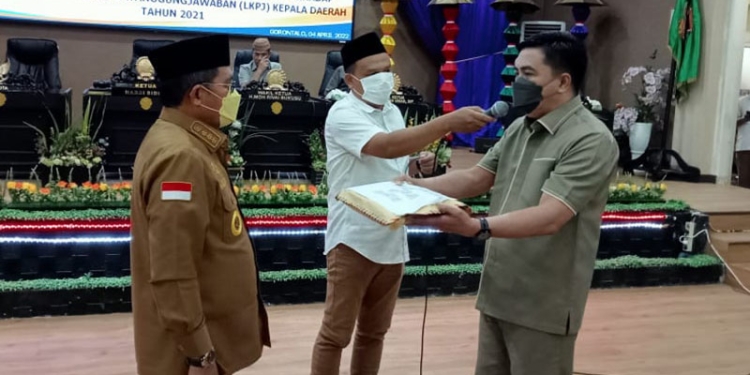 DPRD Kota Gorontalo ketika melaksanakan rapat Paripurna dalam rangka penyampaian walikota Gorontalo terhadap Laporan Keterangan Pertanggungjawaban (LKPJ) kepala daerah tahun 2021. Rapat digelar bersama pemeirntah Kota Gorontalo, bertempat diruang rapat I DPRD Kota Gorontalo, Senin (4/42022).