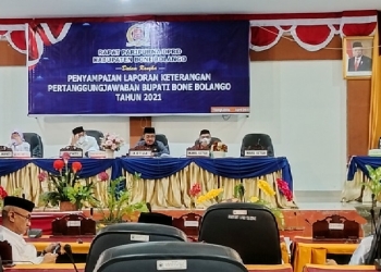 EVALUASI LKPJ - Rapat paripurna dengan agenda penyampaian LKPJ 2021, di ruang rapat paripurna DPRD Kabupaten Bone Bolango, Rabu (06/04/2022). (Foto: Putra/Gopos)