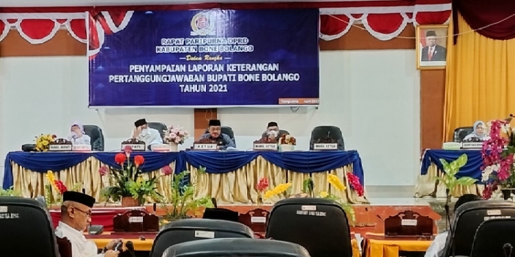 EVALUASI LKPJ - Rapat paripurna dengan agenda penyampaian LKPJ 2021, di ruang rapat paripurna DPRD Kabupaten Bone Bolango, Rabu (06/04/2022). (Foto: Putra/Gopos)