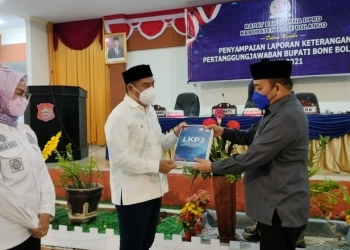 Bupati Bone Bolango, Hamim Pou saat menyerahkan LKPJ kepada Ketua DPRD Kabupaten Bone Bolango, Halid Tangahu. (Foto: Putra/Gopos)