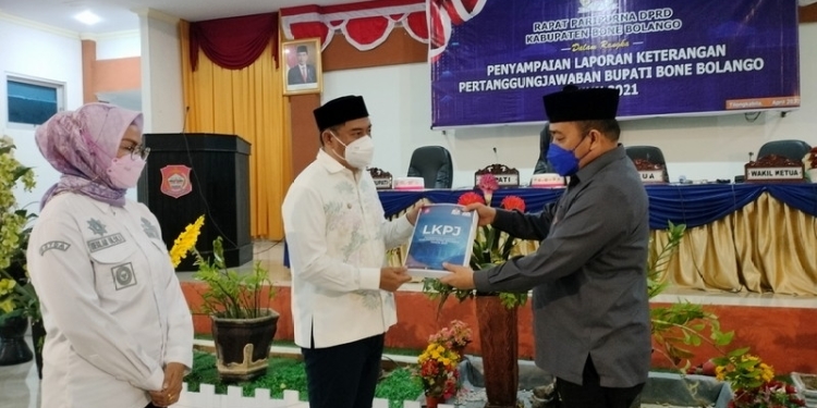Bupati Bone Bolango, Hamim Pou saat menyerahkan LKPJ kepada Ketua DPRD Kabupaten Bone Bolango, Halid Tangahu. (Foto: Putra/Gopos)