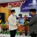 Bupati Bone Bolango, Hamim Pou saat menyerahkan LKPJ kepada Ketua DPRD Kabupaten Bone Bolango, Halid Tangahu. (Foto: Putra/Gopos)