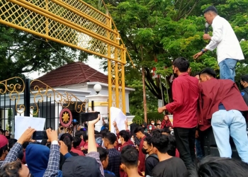 Massa aksi demonstrasi menolak perpanjangan masa jabatan presiden tiga periode berunjuk rasa di depan rumah dinas Gubernur Gorontalo, Senin (11/4/2022). (Muhajir/gopos)