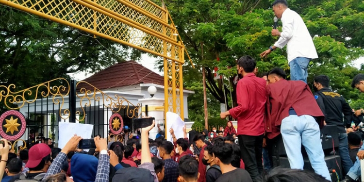 Massa aksi demonstrasi menolak perpanjangan masa jabatan presiden tiga periode berunjuk rasa di depan rumah dinas Gubernur Gorontalo, Senin (11/4/2022). (Muhajir/gopos)
