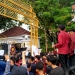 Massa aksi demonstrasi menolak perpanjangan masa jabatan presiden tiga periode berunjuk rasa di depan rumah dinas Gubernur Gorontalo, Senin (11/4/2022). (Muhajir/gopos)