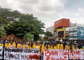 Mahasiswa BEM Se-Sumsel demonstrasi menolak Jokowi Tiga Periode [Foto: Suara.com]