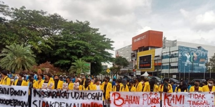 Mahasiswa BEM Se-Sumsel demonstrasi menolak Jokowi Tiga Periode [Foto: Suara.com]