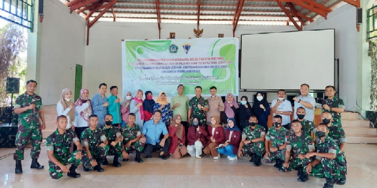 Sesi Foto Jurusan Agroteknologi, Fakultas Pertanian, UNG, Bersama Yonif 713/Satya Tama Usai Melaksanakan Sosialisasi Ketahanan Pangan, Kamis 31/03/2022 (Istimewa)