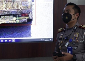 Petugas Kepolisian saat menunjukkan cara kerja tilang elektronik atau ETLE. (Foto: dok. Polres Blitar Kota)