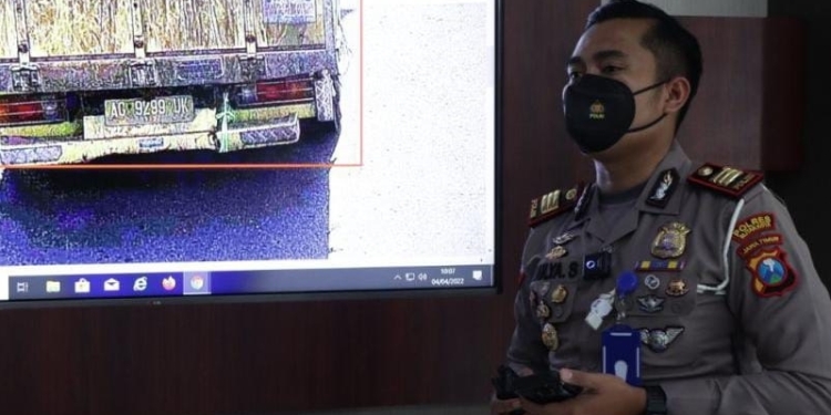 Petugas Kepolisian saat menunjukkan cara kerja tilang elektronik atau ETLE. (Foto: dok. Polres Blitar Kota)