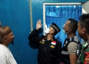 Kapolsek Tapa, Iptu Atmal Fauzi bersama personel kepolisian dan TNI mengecek lokasi tempat ditemukannya korban gantung diri. (istimewa)