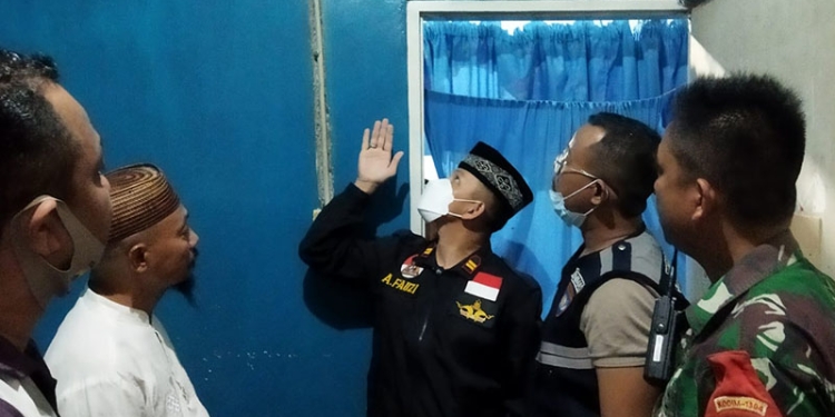 Kapolsek Tapa, Iptu Atmal Fauzi bersama personel kepolisian dan TNI mengecek lokasi tempat ditemukannya korban gantung diri. (istimewa)