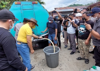 Gubernur Rusli Habibie didampingi perwakilan Pemerintah Kabupaten Bone Bolango dan unsur Kepolisian saat menyalurkan minyak goreng kepada masyarakat yang ada di Kecamatan Kabila Bone. (Foto Istimewa)