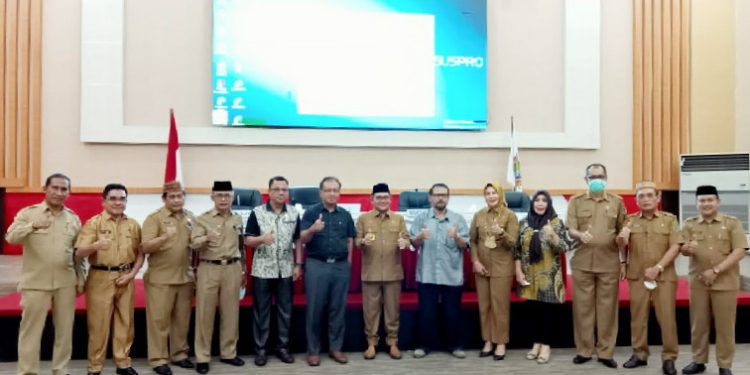 Foto : Ketua komisi A Dewan Perwakilan Rakyat Daerah (DPRD) Kota Gorontalo, Erman Latjenke, ketika menghadiri pelaksanaan penilaian  tahap III verifikasi tingkat Kota  Penghargaan Pembangunan Daerah (PPD) tahun 2022, bertempat di Bandayo Lo Yiladia, kota Gorontalo. Senin (4/4/2022). (Foto Sari)