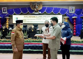 Foto : Ketua DPRD Kota Gorontalo Hardi Sidiki ketika menerima dokumen  atas 3 ranperda usul inisiatif eksekutif, yang diserahkan oleh walikota Gorontalo, Marten Taha.(foto: Sari/Gopos)