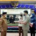 Foto : Ketua DPRD Kota Gorontalo Hardi Sidiki ketika menerima dokumen  atas 3 ranperda usul inisiatif eksekutif, yang diserahkan oleh walikota Gorontalo, Marten Taha.(foto: Sari/Gopos)